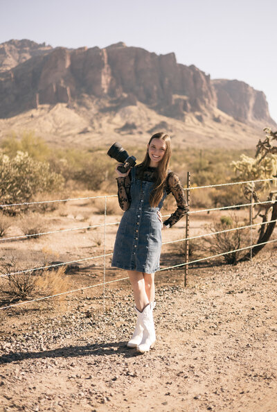 Travel and destinaiton wedding and elopement photographer at Superstition Mountain in Phoenix Arizona near Lost Dutchman State Par