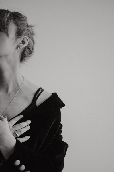kaboompics_jewelry-photo-shoot-woman-wearing-gold-rings-and-necklace-29191 (1)