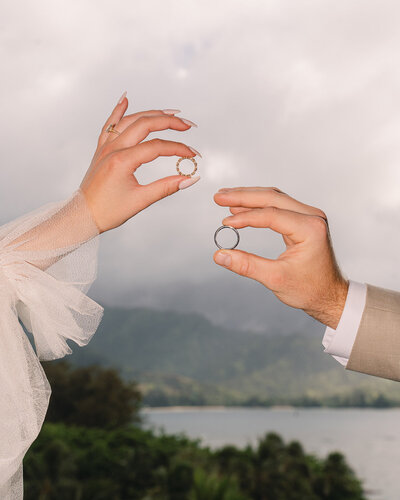 Oahu wedding photographer captures outdoor ceremony by the cliffs