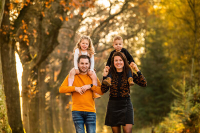 Kleurrijke familie foto tijdens de herfst
