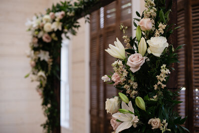 bride and groom kissing outside LDS temple bride holding light pink roes bouquet