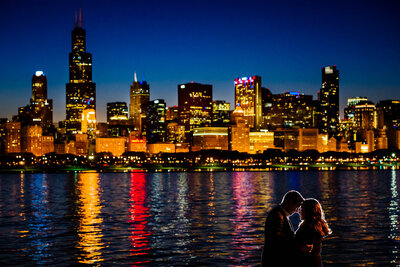 couple embracing in front chicago skyline