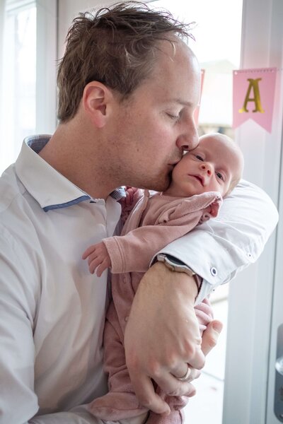 Kraamreportage newborn lifestyle shoot met papa - Irene Maris Fotografie Tilburg