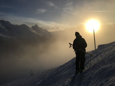 Wintersporters die skiën in poedersneeuw in de buurt van Haus Arlberg in Sankt Anton am Arlberg.