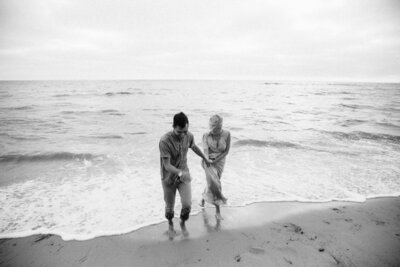 black and white image of couple at the beach in San Diego