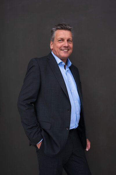 portrait fotografie münchen „headshot“ von lächelndem businessmann