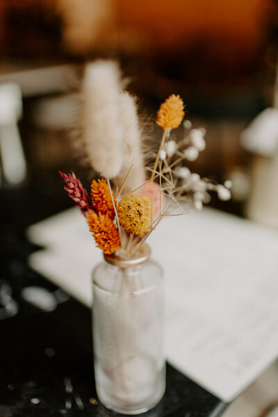 Blumendeko auf einem Café-Tisch.