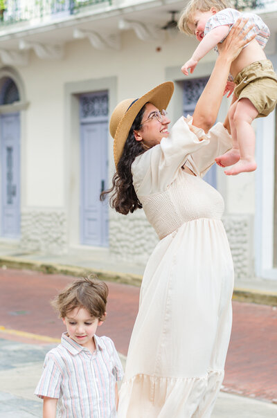 amsterdam photographer sim sawers poses holds her baby in panama