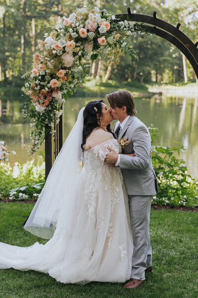 oregon outdoor summer wedding ceremony