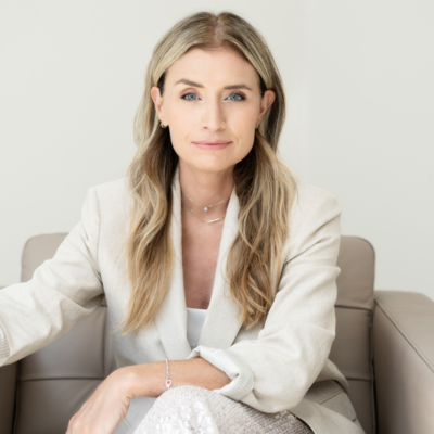 Life coach Wendy Tamis Robbins wearing a white sweater and smiling