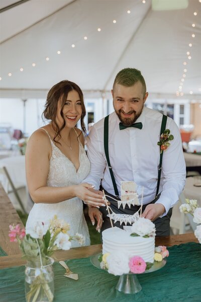 bride and groom cutting cake