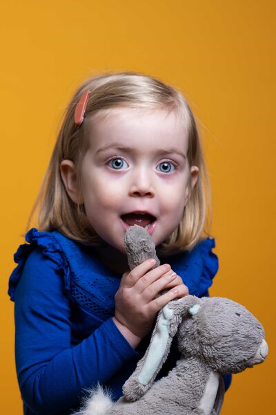 Lachend kind tijdens een spontane kinderportret fotoshoot in de studio van Studio 2Shoot in Eijsden