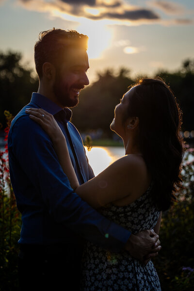 Couple au coucher de soleil Heure Dorée Montréal Lac des Castors