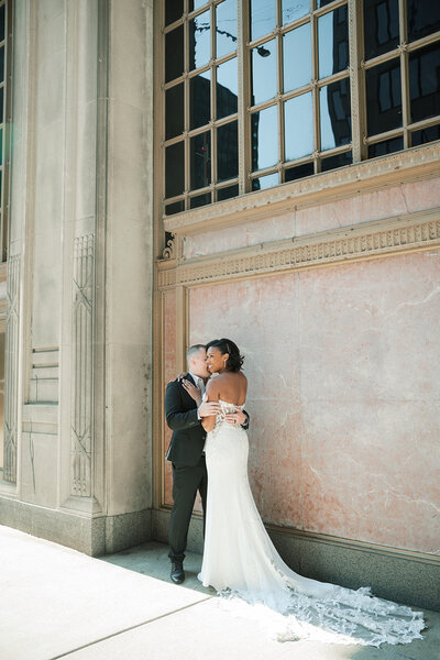 Couple kissing in the city