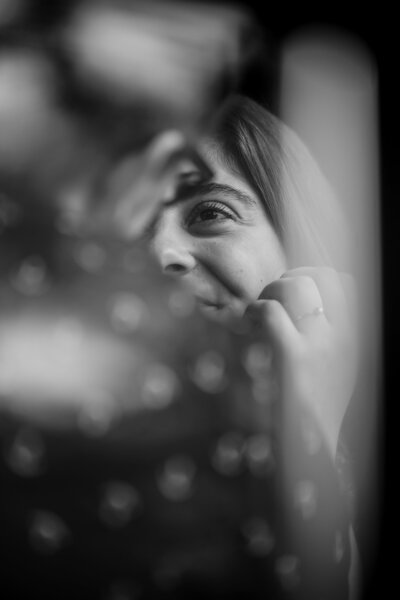 Regard amoureux lors de session de fiançailles à Montréal - Photographe de couple