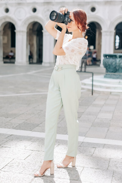 Angelika Krug behind the scenes at a wedding