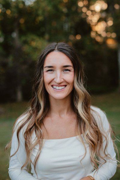 headshot of Ellie smiling