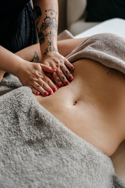 Massage des muscles chez Maison Tokama 