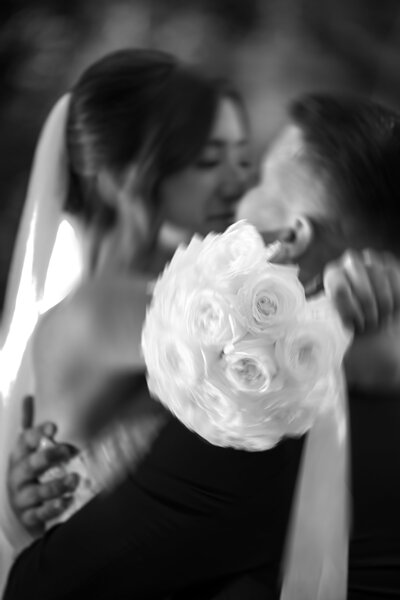 Photographie de Mariage Lanaudière Baiser de coujple et bouquet de la mariée