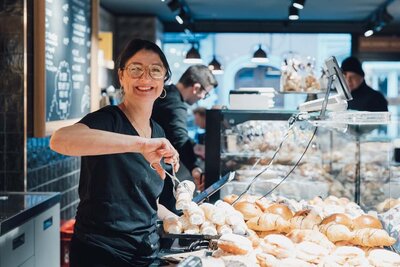 Filialleiterin Anja beim SCHNELL in Thüringen mit einem Café Latte in der Hand