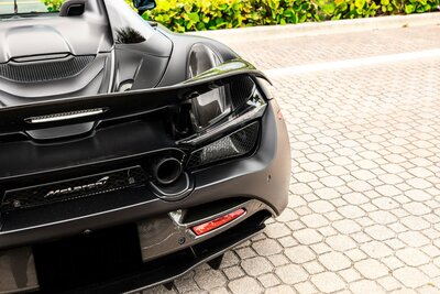mclaren-720s-spider-convertible-black-for-rent-in-miami-rear-sports-exhaust-and-carbon-fiber-wing-rear-bumper-013