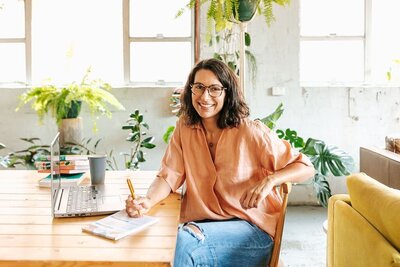 Nadine Nethery is a copywriter for female entrepreneurs