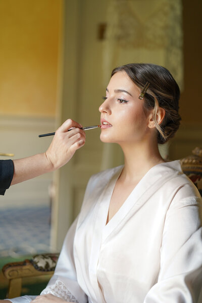 Mise en beauté durant les préparatifs de la mariée 
