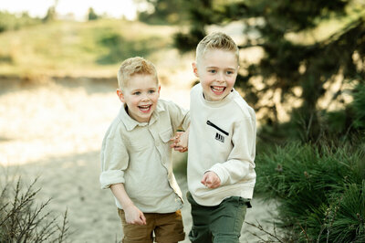 Een buiten familiefotoshoot in Leiden van twee vrolijke broers.