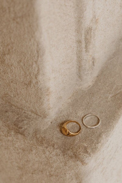 kaboompics_minimalist-silver-and-gold-jewelry-a-warm-aesthetic-photoshoot-31141