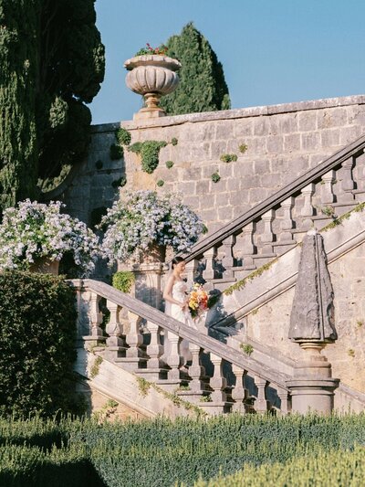 Bride walking down the stairs for her la Foce Wedding