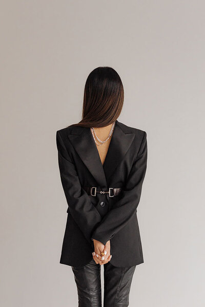 kaboompics_chic-minimalism-black-fashion-accessories-dark-aesthetics-36888