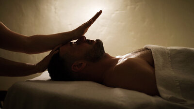 Mann erhält eine Gesichtsmassage im 639 THE VELA SPA im Hotel the breeze.