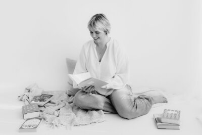Rosanne van Cruijningen, redacteur en schrijfcoach voor romanschrijvers, staart in de verte.