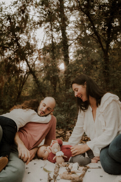photo famille calin assis en foret avec leurs deux petites filles