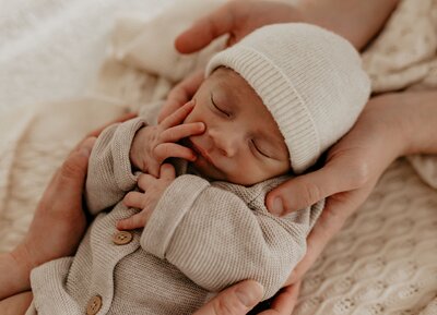seance-photo-naissance-a-domicile-bebe-nouveaune-maman-bebe