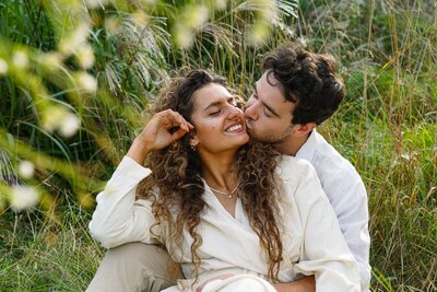 candid-golden-hour-couple-moments