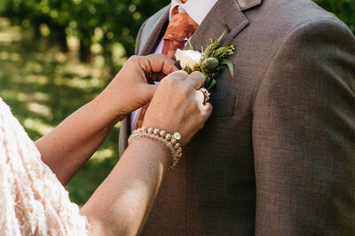 bride with hat and bouquet in sand