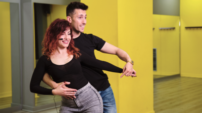 couple teaching bachata in black shirts