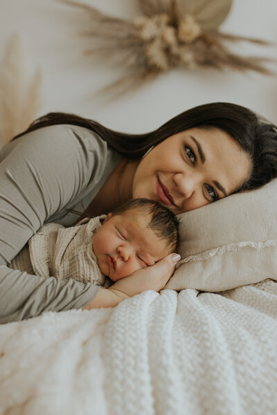 Tiffandcalebk Photography are natural light and timeless newborn photographers in Knoxville, Tennessee. Their newborn photography sessions are timeless and natural.