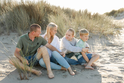 gezin samen op strand