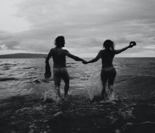 Caitlin-Grace-Photography-Beach-Holding-Hands