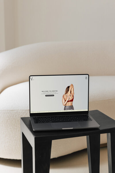 Mockup einer Website für Yogalehrerin Birgit, naturverbunden und mit Fokus auf Sesselyoga gestaltet