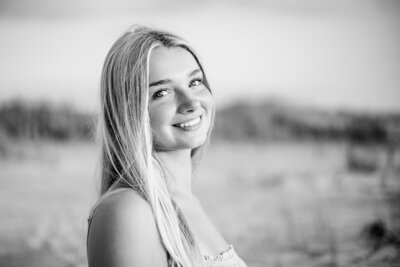 black and white senior session photo at the beach