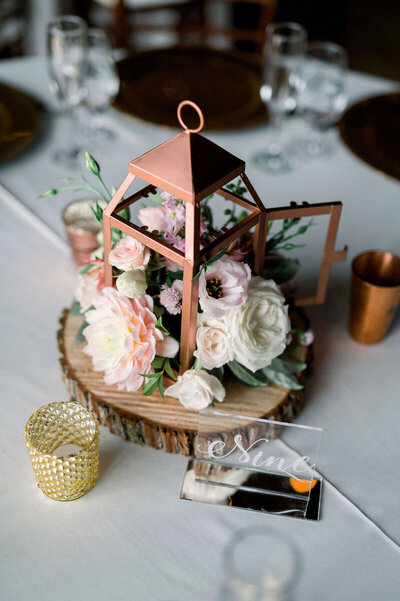 Dulanys-Overlook-Frederick-MD-wedding-florist-Sweet-Blossoms-lantern-centerpiece-Shannon-Ensor-Photography