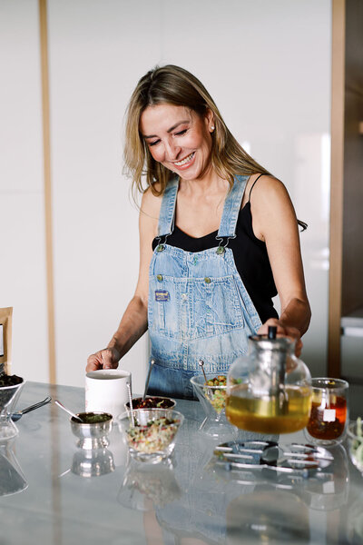 Raquel, our founder, explaining the best way to brew MŪZ Tea