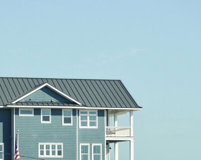 Ein blaues Haus vor dem blauen Himmel.