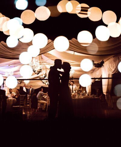 Ouverture de bal par les mariés dans l'ombre avec jeu de lumières. Scénographie proposé dans le cadre de l'organisation de mariage.