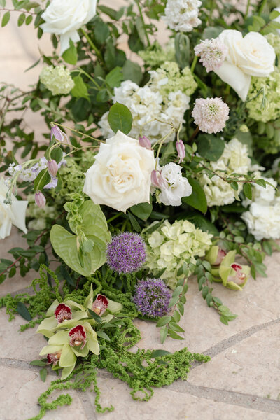 Ceremony flowers and bouquet designed at the main lawn at El Chorro in Scottsdale by Snapdragon Bloom Bar