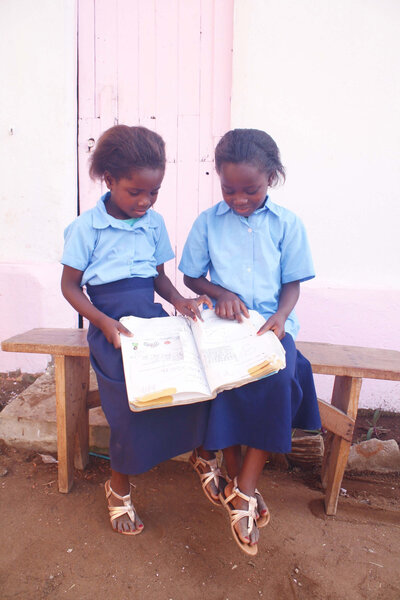 kurandza-girls-learning-in-school-12