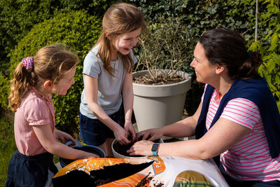 samen plantjes in pot zetten moeder en kinderen